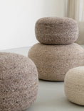 Afbeelding laden in Galerijviewer, Ease Light Beige Poef Medium
