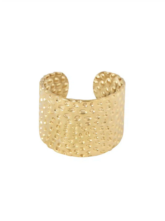 Brede ring met patroon