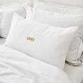 Load image into Gallery viewer, Kussenhoes Wit Bold LOVE Goud
