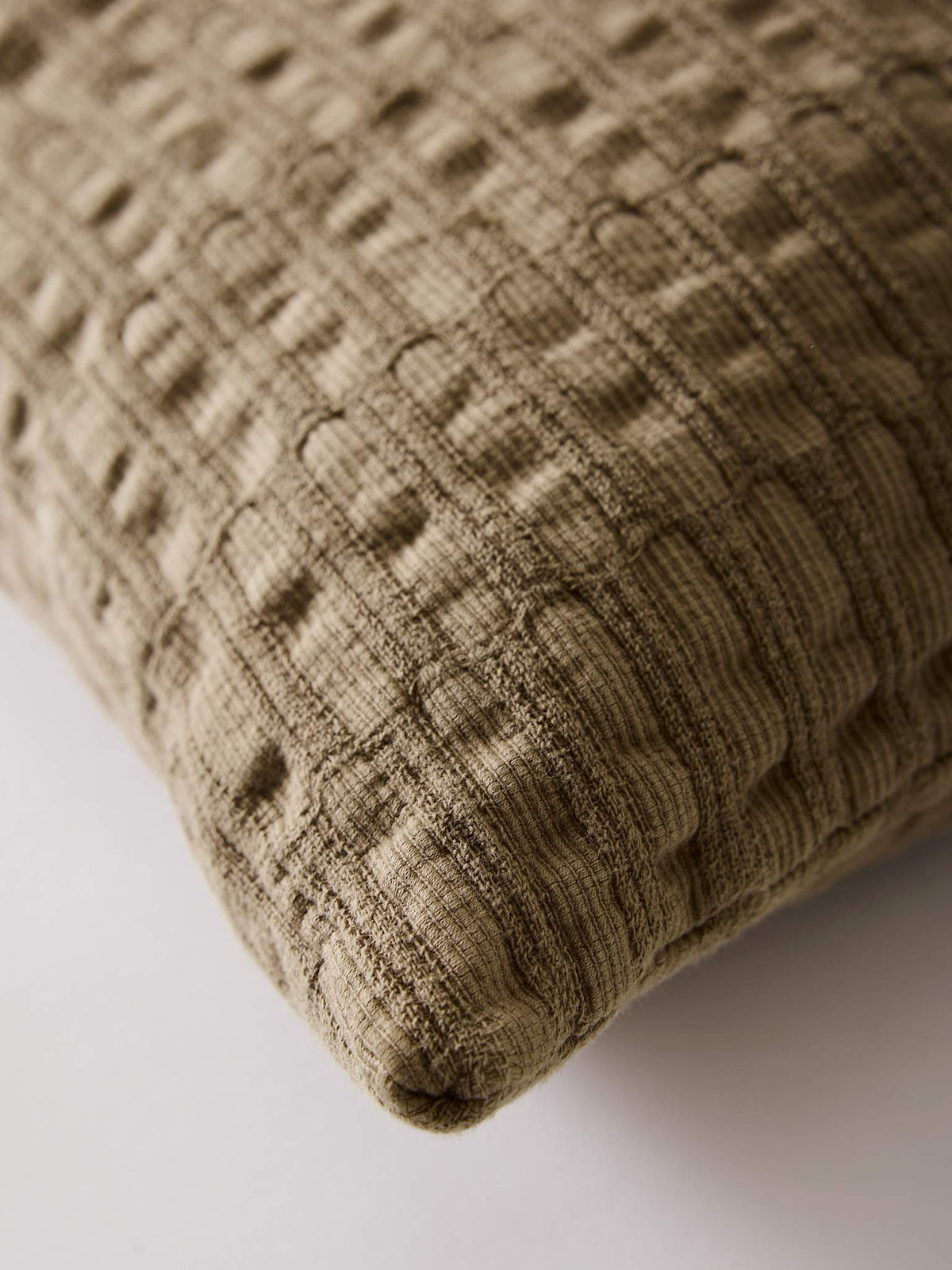 Kussenhoes Claire Mud brown detail