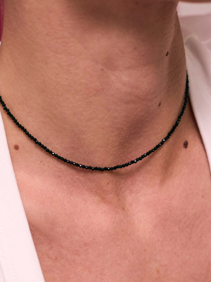 Fijne korte ketting met mini edelsteentjes / Zwart
