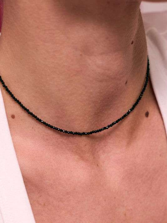 Fijne korte ketting met mini edelsteentjes / Zwart