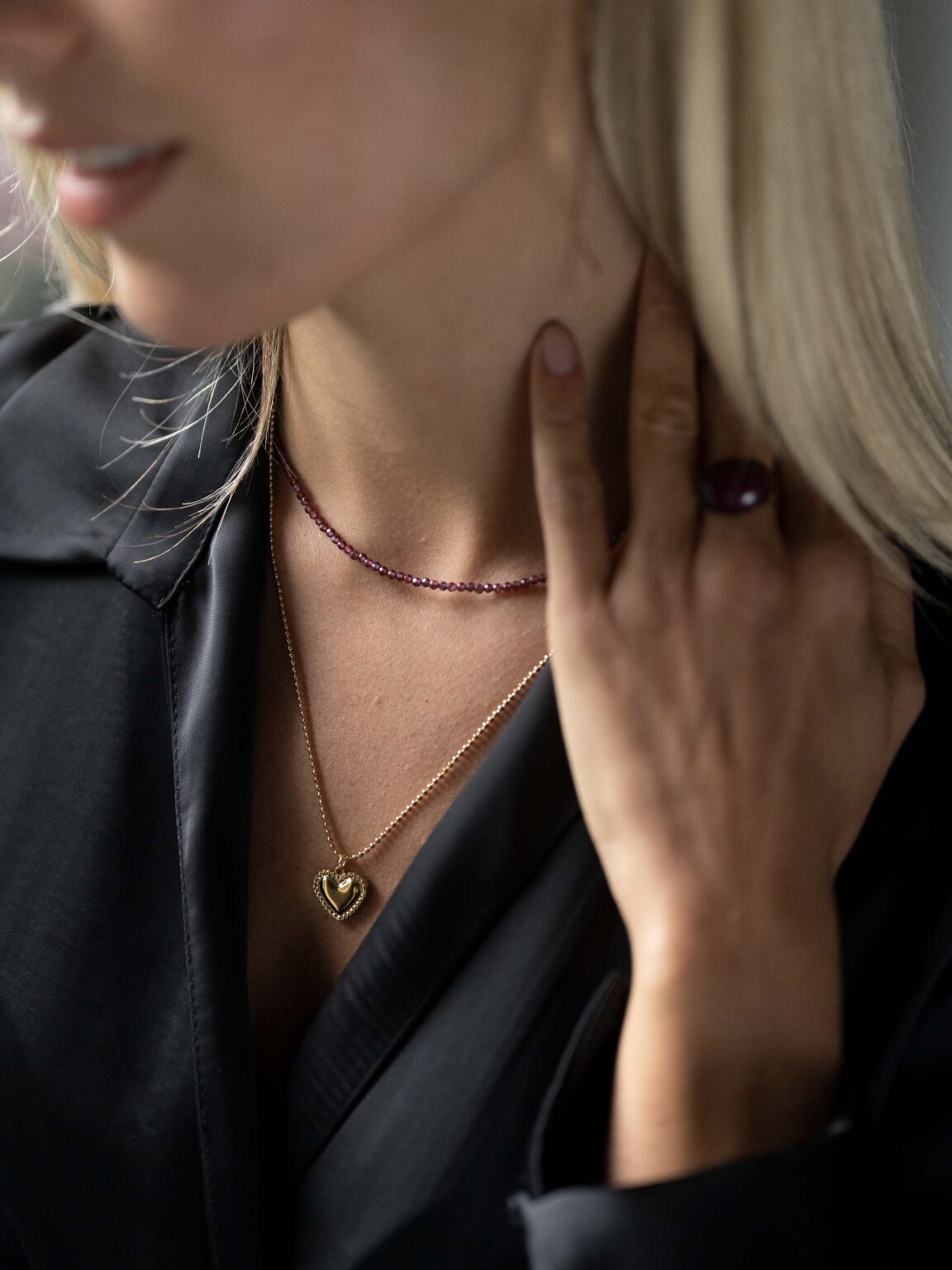 Fijne korte ketting met mini edelsteentjes / aubergine