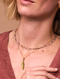 Afbeelding laden in Galerijviewer, Fijne korte ketting met mini edelsteentjes / multicolori
