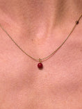 Afbeelding laden in Galerijviewer, Fijn kettinkje met gemstone balletje / Bordeaux
