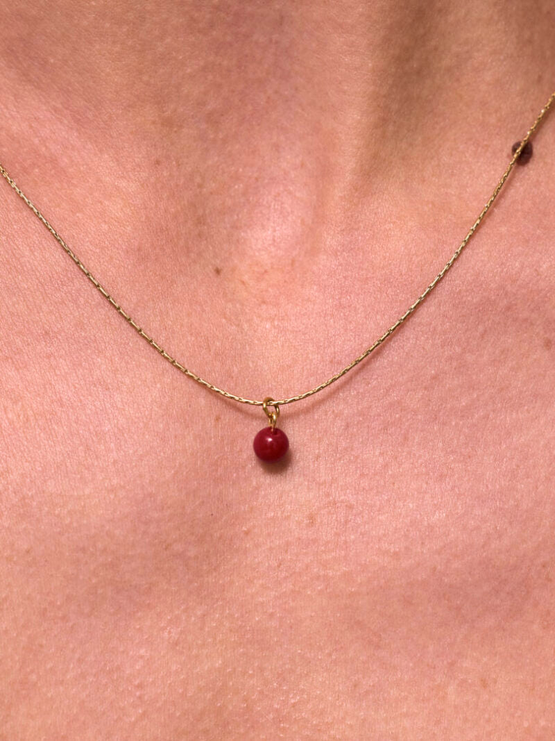 Fijn kettinkje met gemstone balletje / Bordeaux