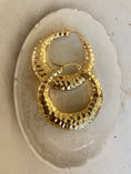 Afbeelding laden in Galerijviewer, Gehamerde creolen (4.3cm)
