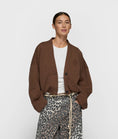 Afbeelding laden in Galerijviewer, cropped baseball cardigan
