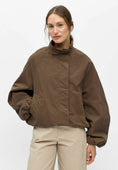Afbeelding laden in Galerijviewer, OBJBERTA FUNNEL NECK JACKET E SS FAIR 26
