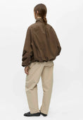 Afbeelding laden in Galerijviewer, OBJBERTA FUNNEL NECK JACKET E SS FAIR 26
