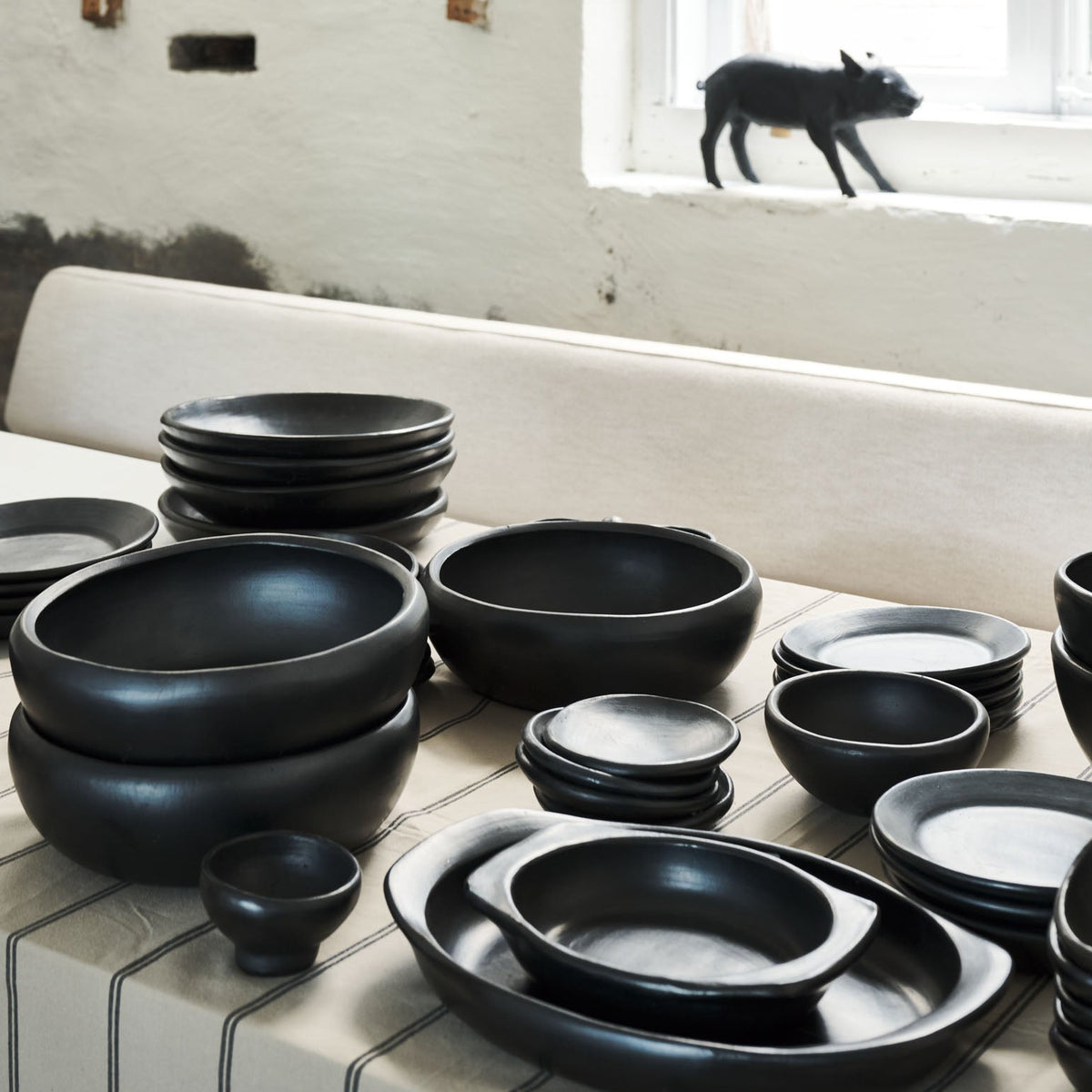Black Pottery Schaal Rond Handgrepen | 3 maten