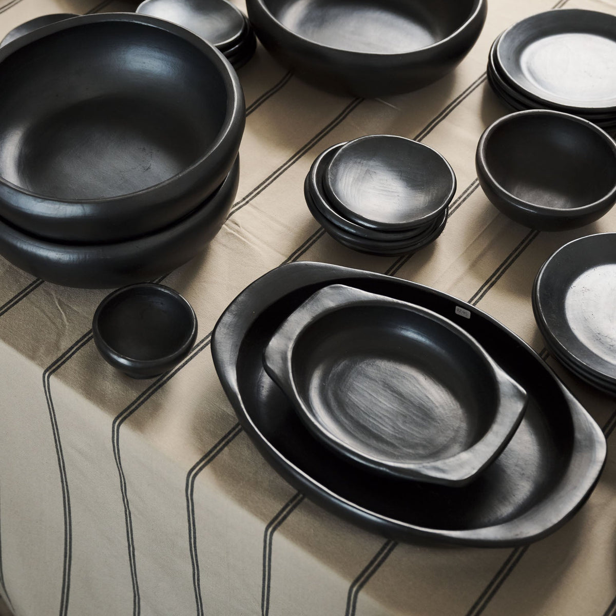 Black Pottery Mini Kom Met Voet | CH26.1