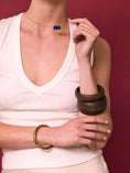 Afbeelding laden in Galerijviewer, Mat bruine houten bangle large
