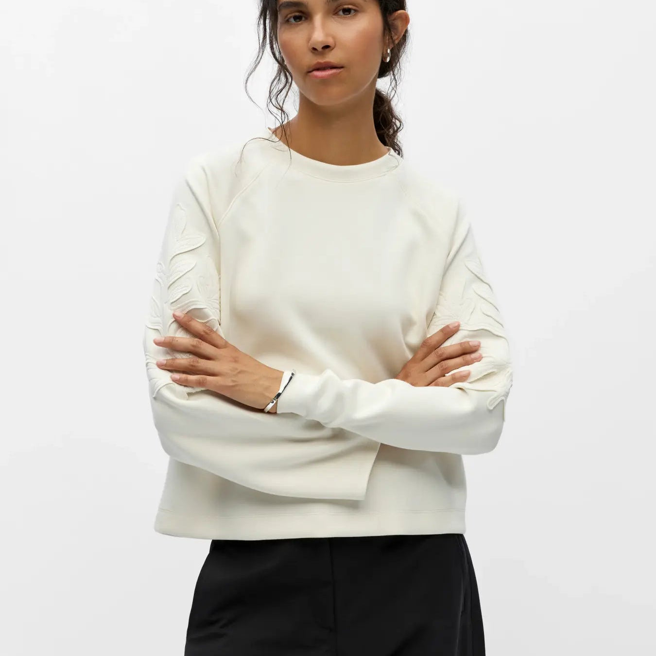OBJANDREA RE L/S O-NECK EMB TOP NOOS