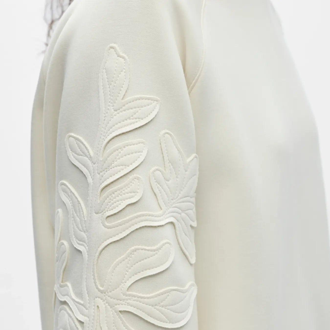 OBJANDREA RE L/S O-NECK EMB TOP NOOS