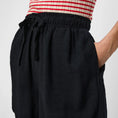 Afbeelding laden in Galerijviewer, OBJSANNE HW WIDE SHORTS NOOS
