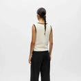 Afbeelding laden in Galerijviewer, OBJVIVA S/L RE V-NECK KNIT TOP NOOS
