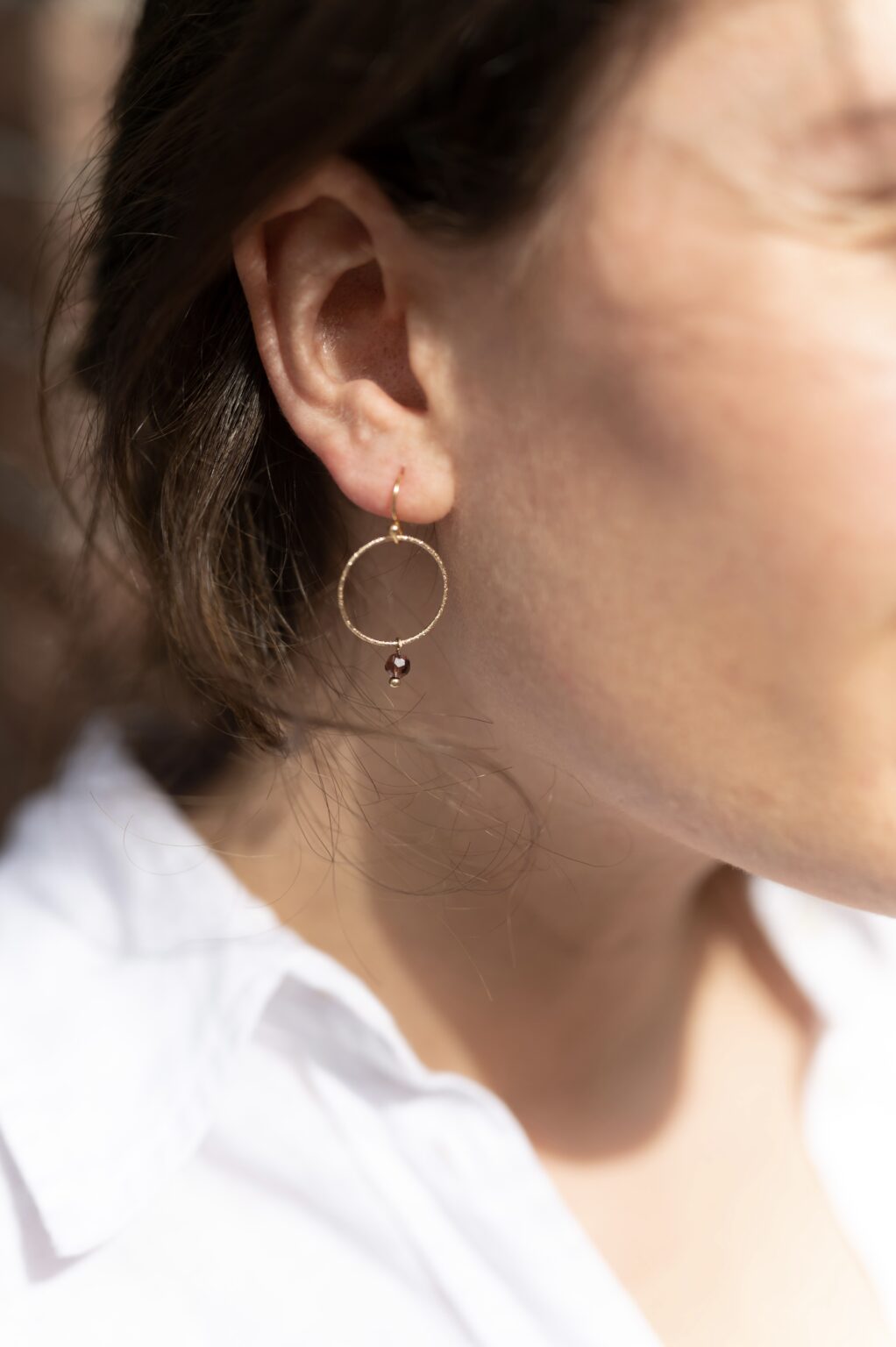 Oorbellen met gezandstraalde ring en gemstone / Zwart