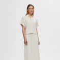 Afbeelding laden in Galerijviewer, SLFVIVA SS CROPPED SUN SHIRT NOOS Sandshell
