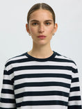 Afbeelding laden in Galerijviewer, SLFESSENTIAL LS STRIPED BOXY TEE NOOS
