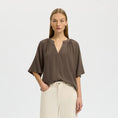 Afbeelding laden in Galerijviewer, SLWVIVA 2/4 V-NECK LINEN BLEND TOP NOOS
