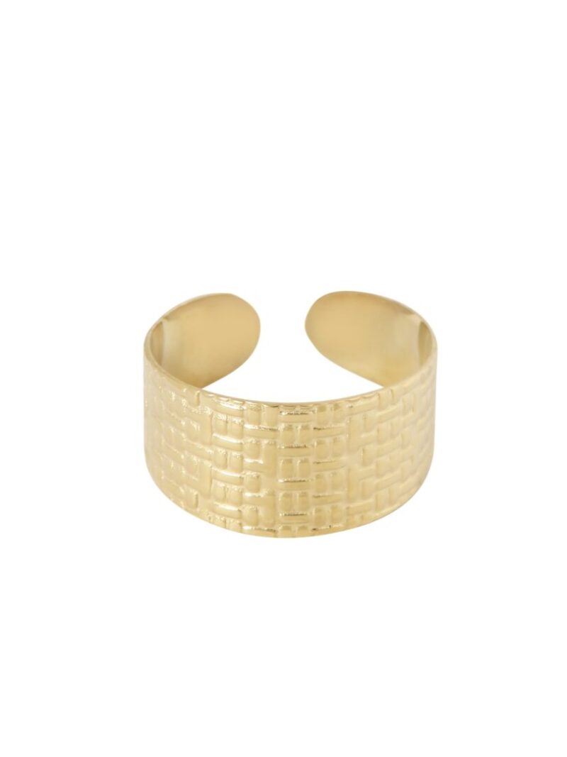 Vergulde ring met geometrisch patroon