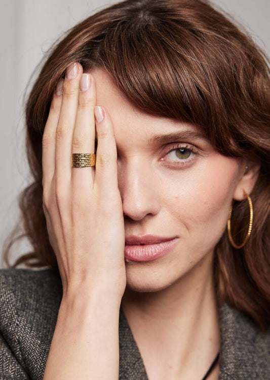 Vergulde ring met geometrisch patroon