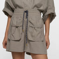 Afbeelding laden in Galerijviewer, crinkle utility shorts
