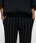 Afbeelding laden in Galerijviewer, cropped jogger pinstripe
