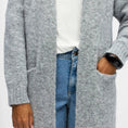 Afbeelding laden in Galerijviewer, OBJMILU LS LO LONG KNIT CARDIGAN NOOS
