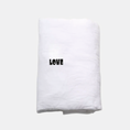 Load image into Gallery viewer, Cozy Cover Wit Bold LOVE Zwart
