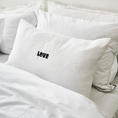 Load image into Gallery viewer, Kussenhoes Wit Bold LOVE Zwart
