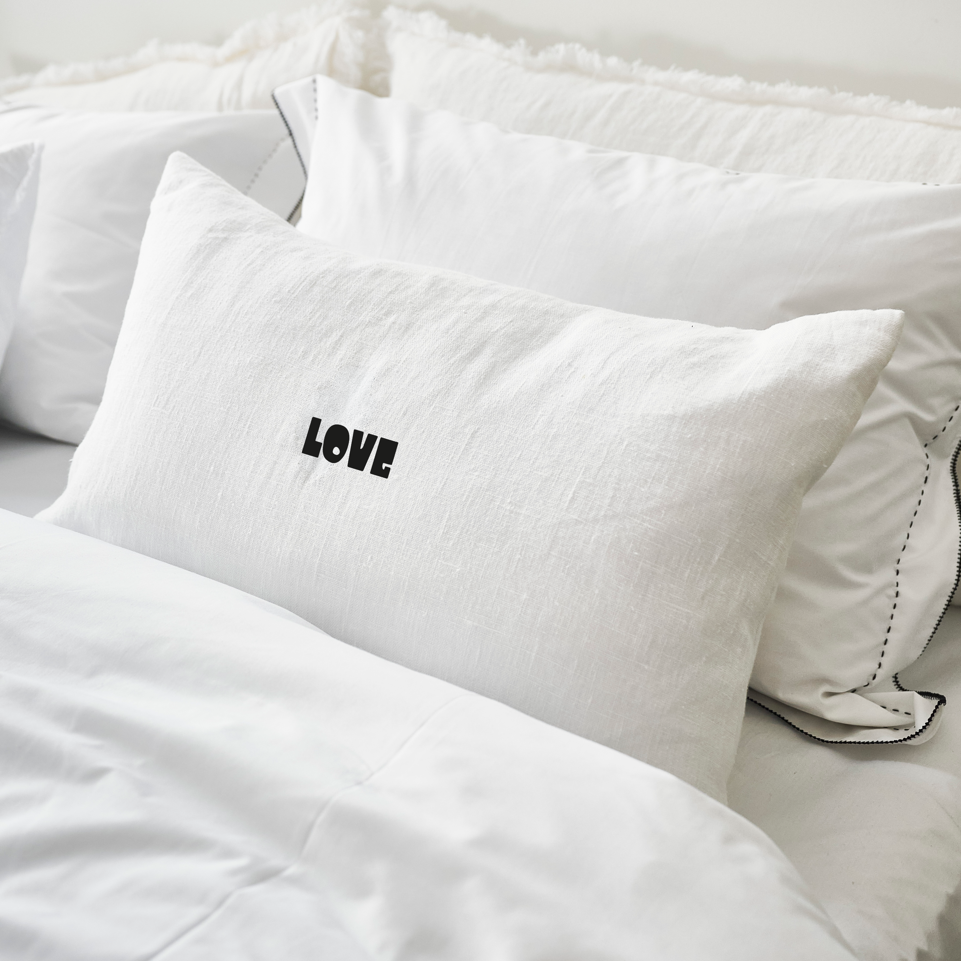 Kussenhoes Wit Bold LOVE Zwart