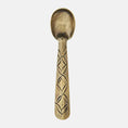 Afbeelding laden in Galerijviewer, Small brass thea spoon
