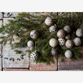 Afbeelding laden in Galerijviewer, Hand getekende paper mache ball Wit
