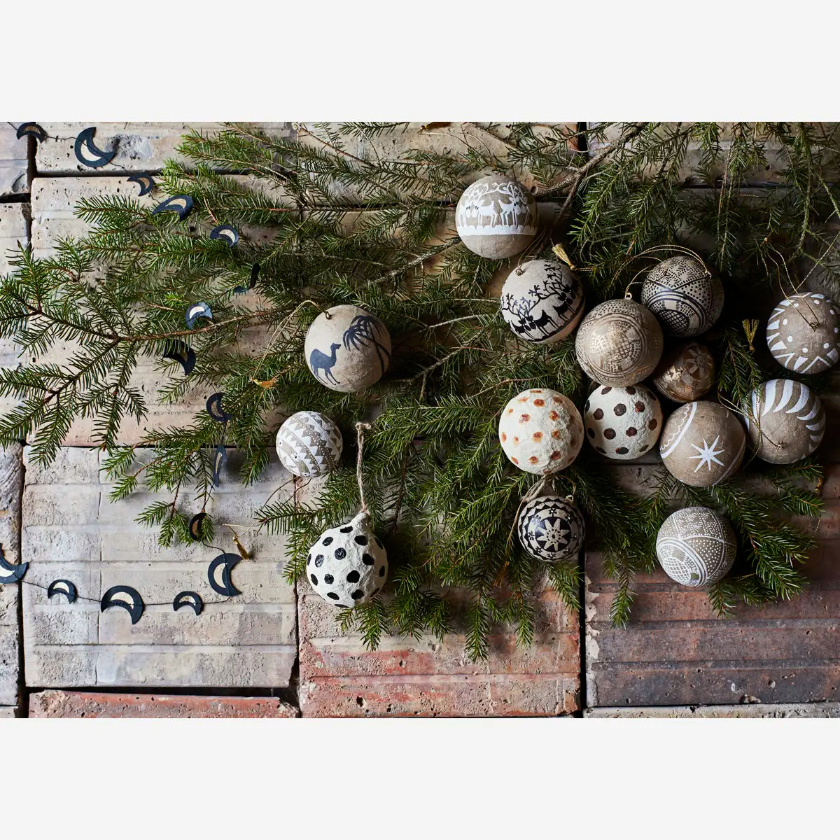 Hand getekende paper mache ball Wit