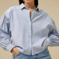 Afbeelding laden in Galerijviewer, sarah short pin stripe blouse
