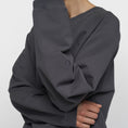 Afbeelding laden in Galerijviewer, silent chique raglan sweater
