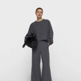 Afbeelding laden in Galerijviewer, silent chique raglan sweater
