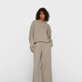 Afbeelding laden in Galerijviewer, silent chique raglan sweater

