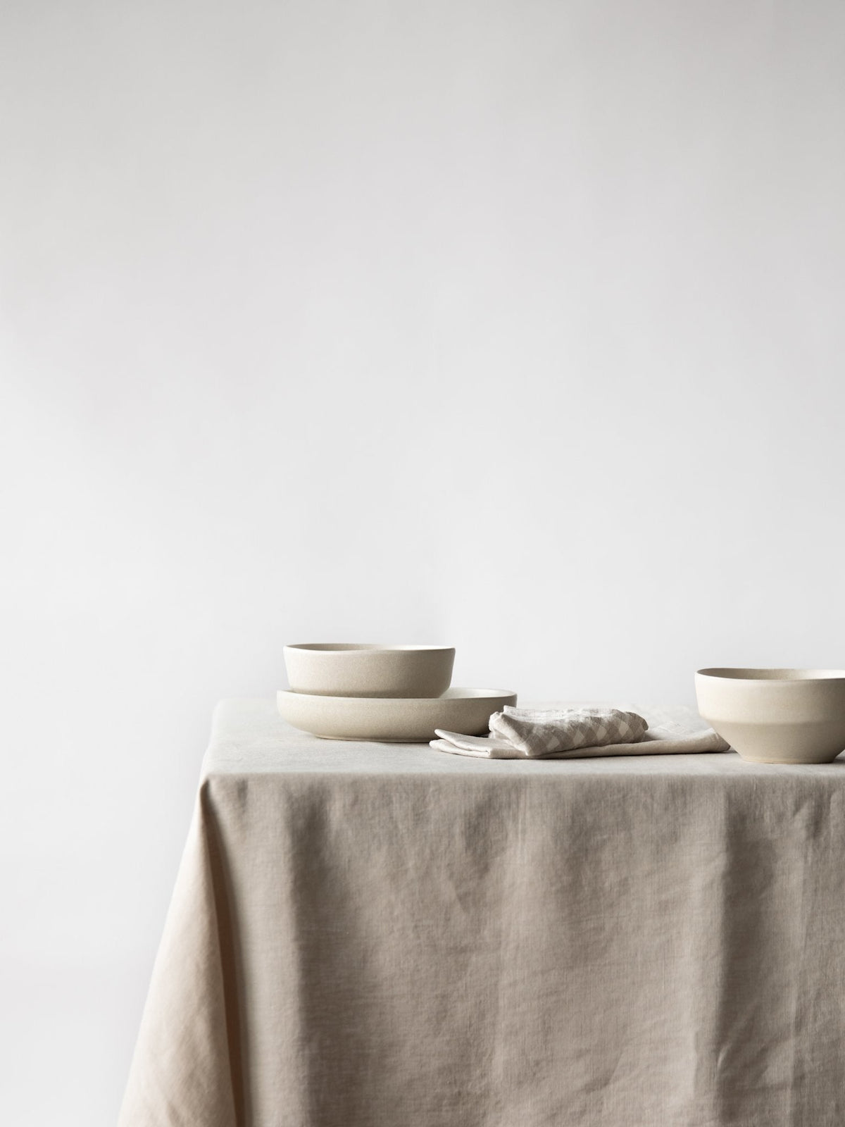 Tafelkleed linnen Warm grey op tafel