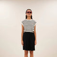 Afbeelding laden in Galerijviewer, tobi stripe logo top
